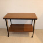 Table d'appoint sur roulettes