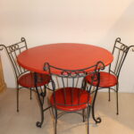 Table avec 3 chaises en bois et fer forgé