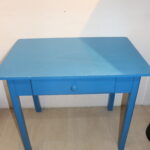 Table bleu en bois