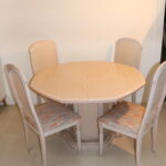 Table rose avec 4 chaises et une rallonge