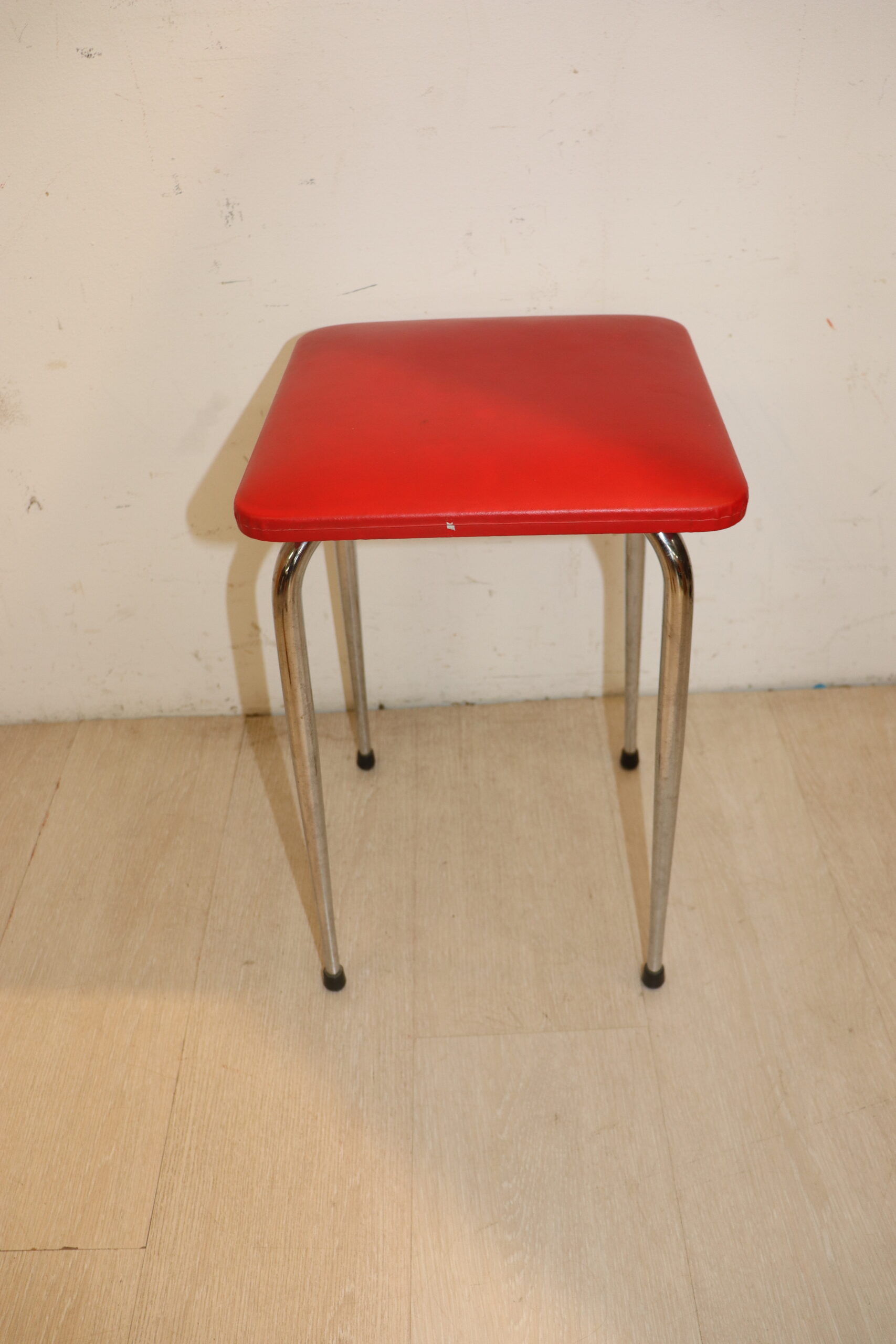 9592 Tabouret rouge – Image 1