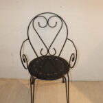 Chaise en métal noir