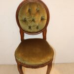 Chaise en tissu vert
