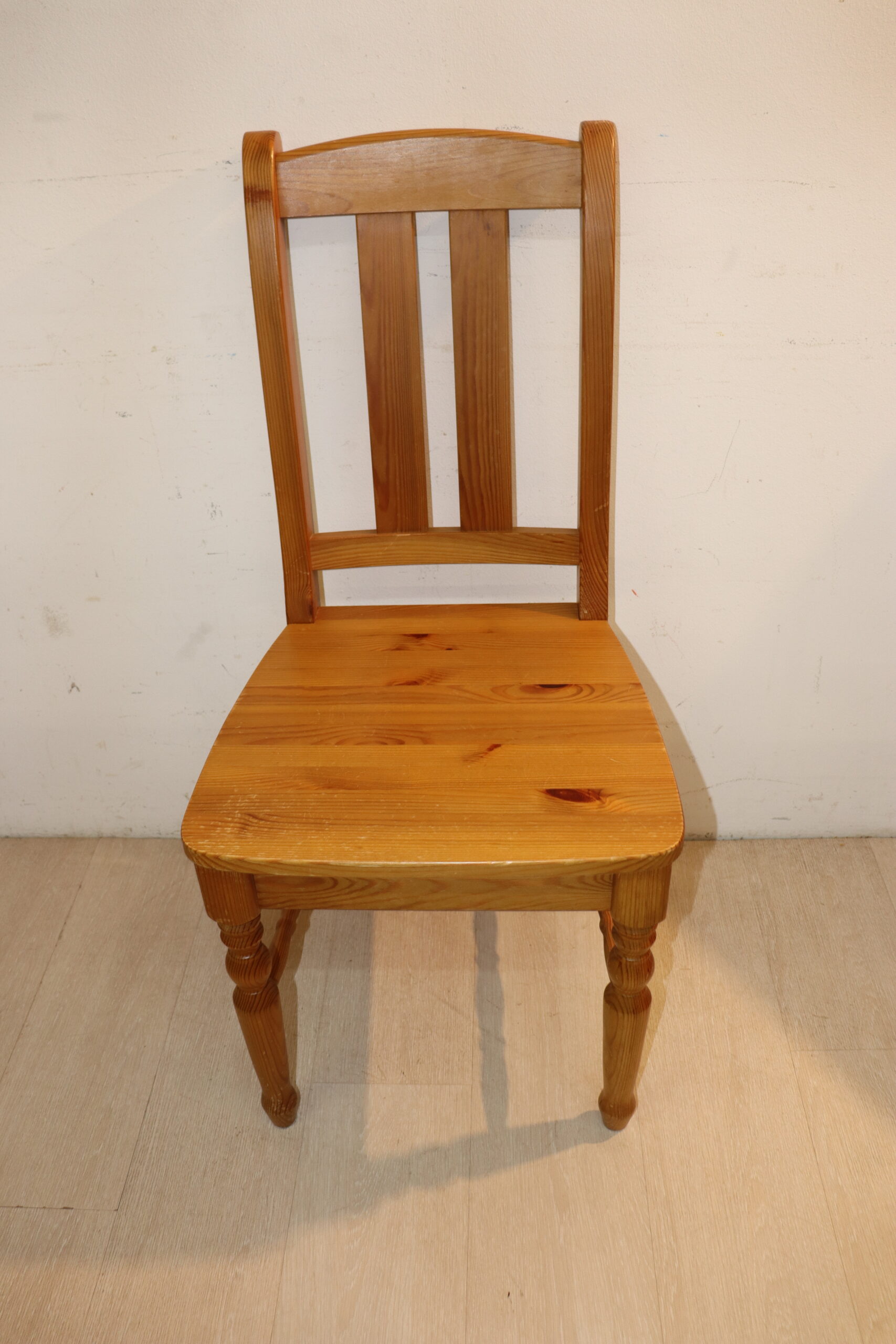 9644 Chaise en bois – Image 1