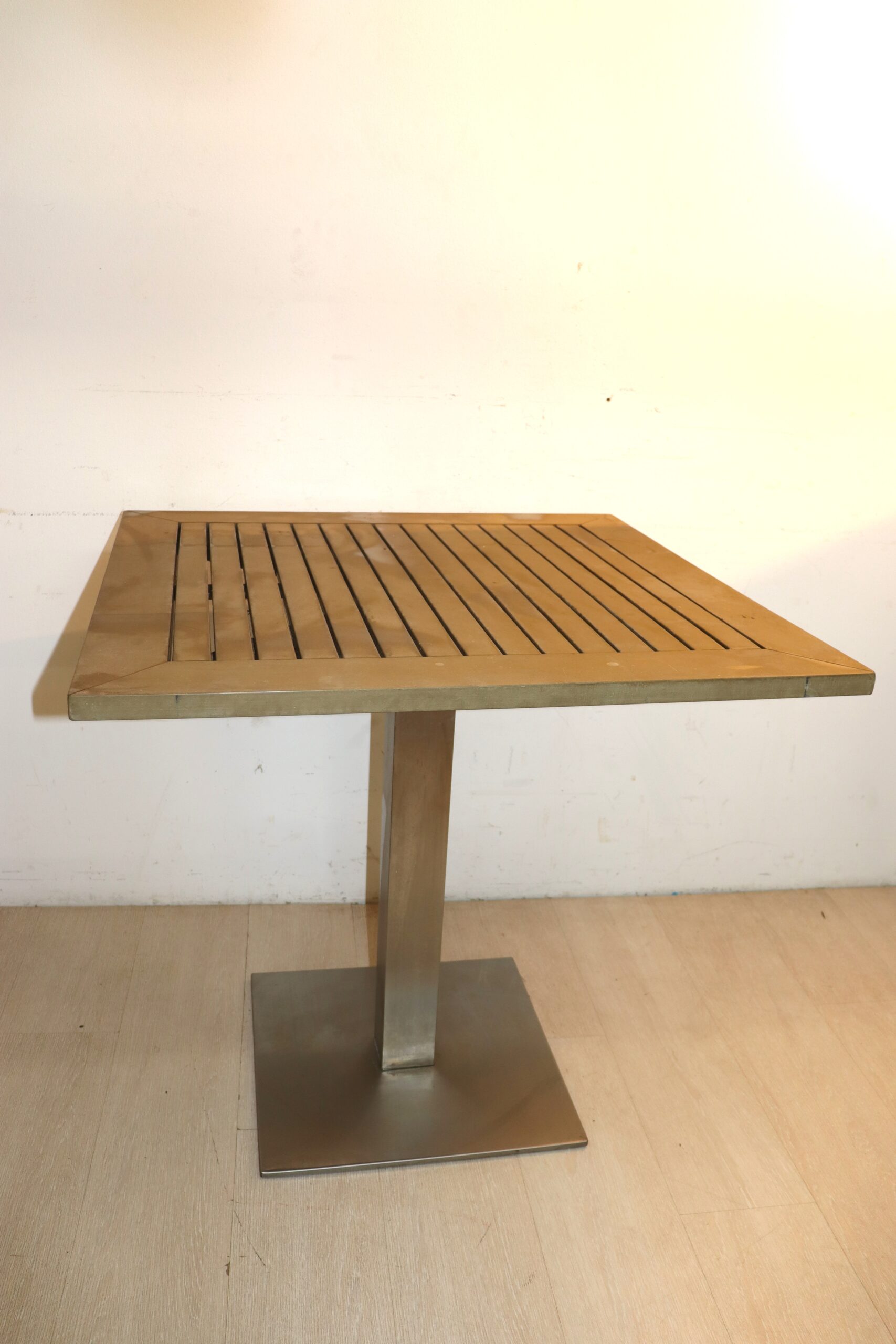 DC 229 Table de terrasse – Image 1