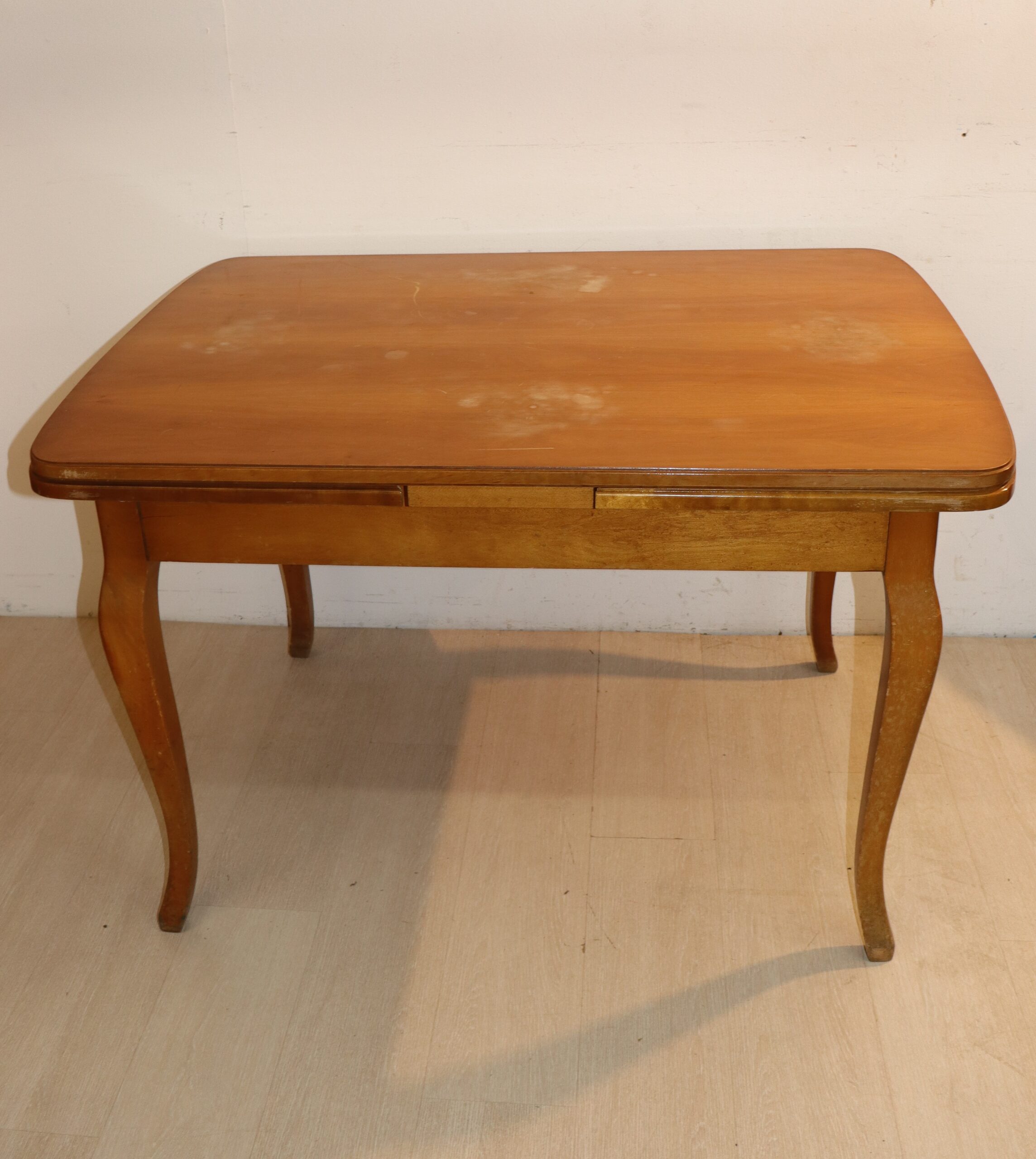 DC 235 Table de salle à manger en bois – Image 1
