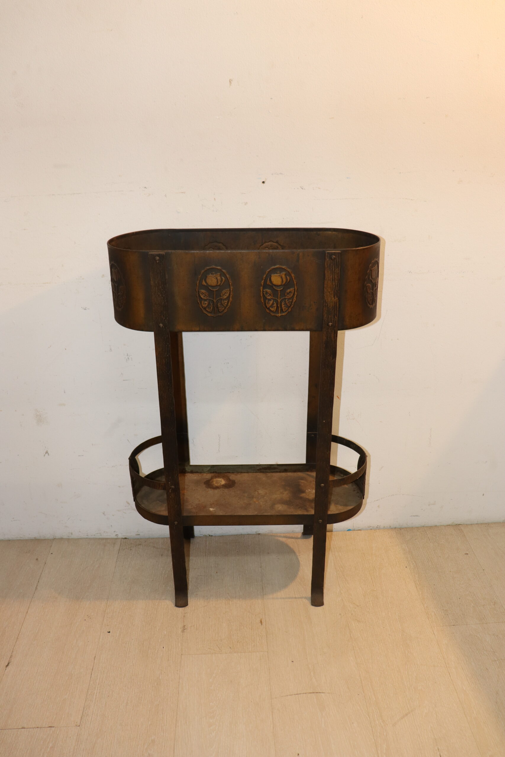 9735 Jardinière en métal – Image 1