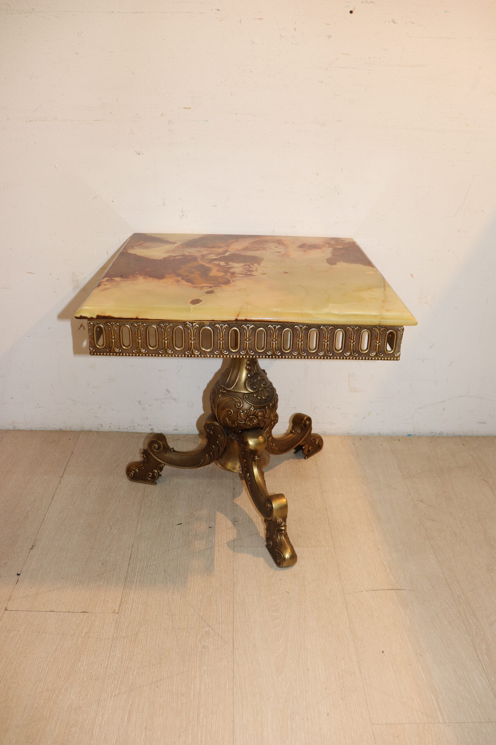 9773 Table de salon en onyx carrée – Image 1