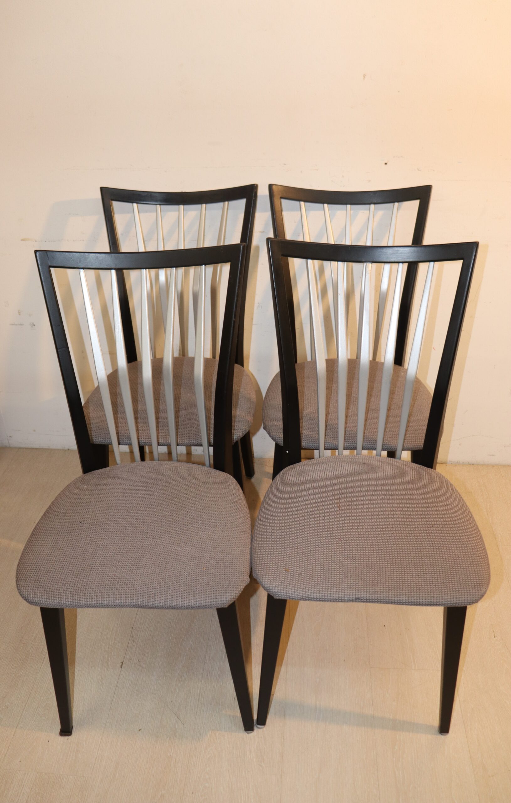 9800 4x chaises – Image 1