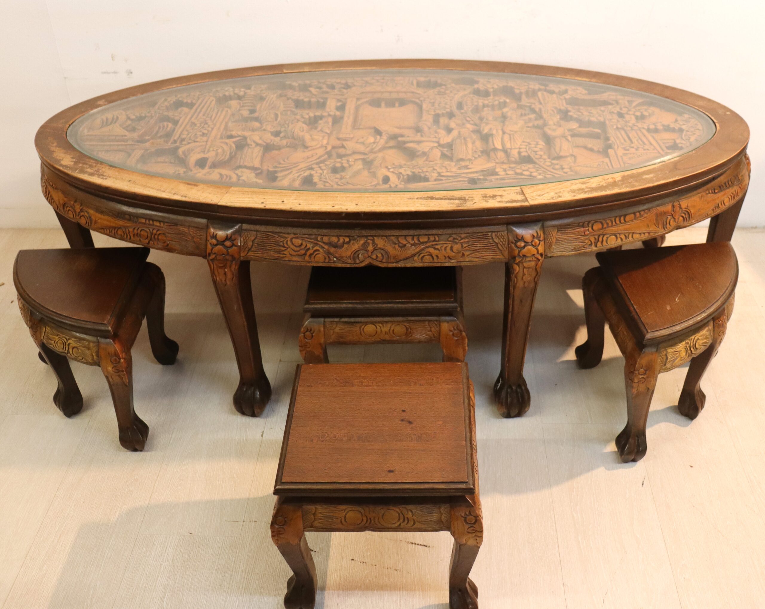 9825 Table basse orientale sculpté avec 6x tabourets gigognes – Image 1