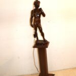 Lampe de salon avec sculpture en bois