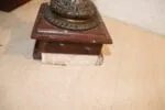 Paire de vases / aiguière en régule avec pied en marbre – Image 2