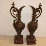 Paire de vases / aiguière en régule avec pied en marbre