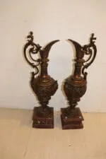 Paire de vases / aiguière en régule avec pied en marbre