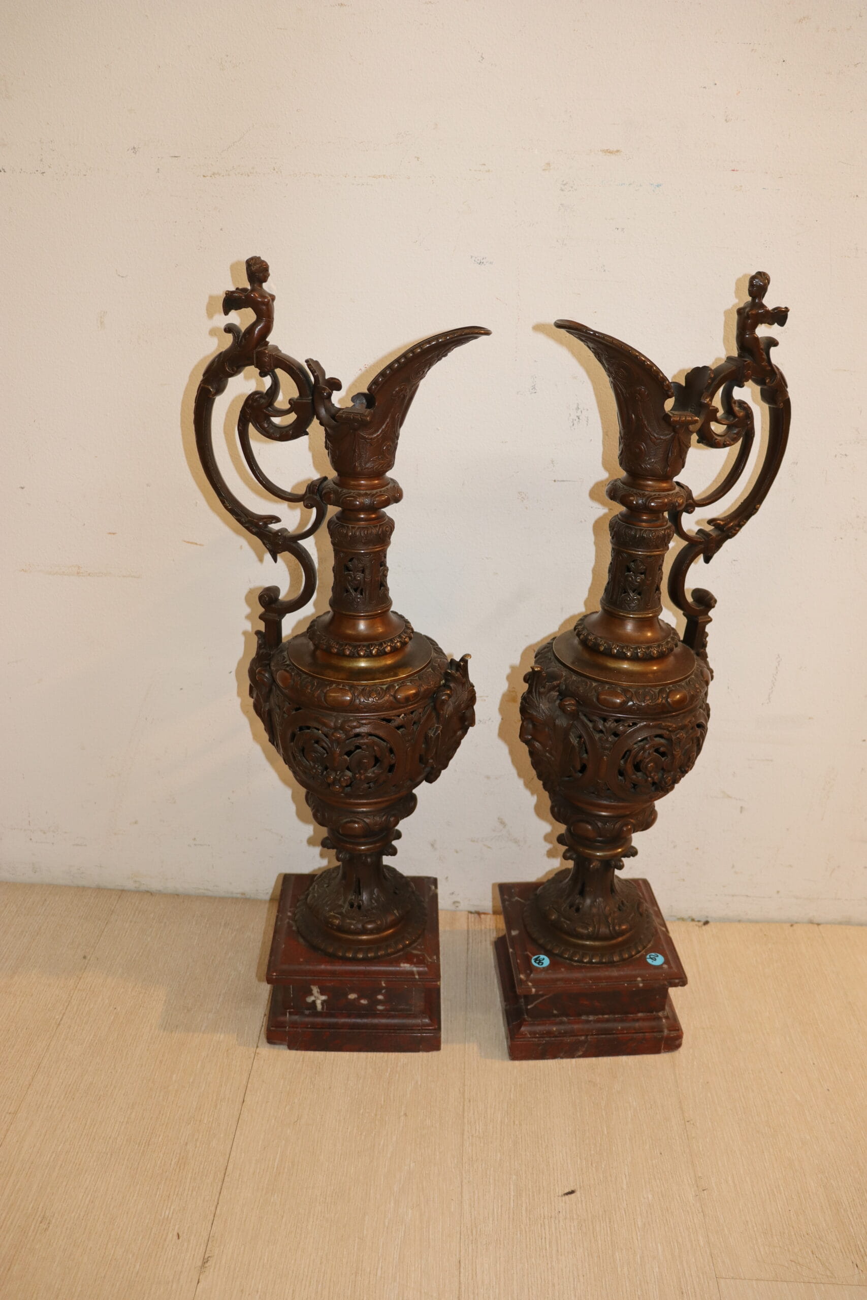 9858 Paire de vases / aiguière en régule avec pied en marbre – Image 1