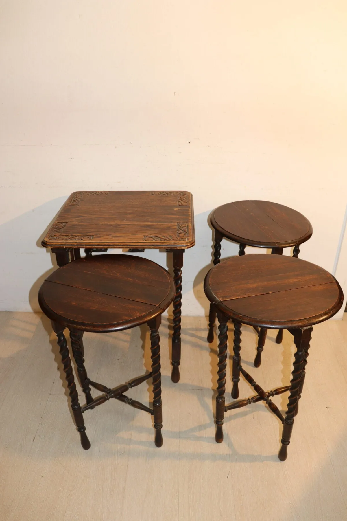 Table gigogne pieds torsadés – Image 2