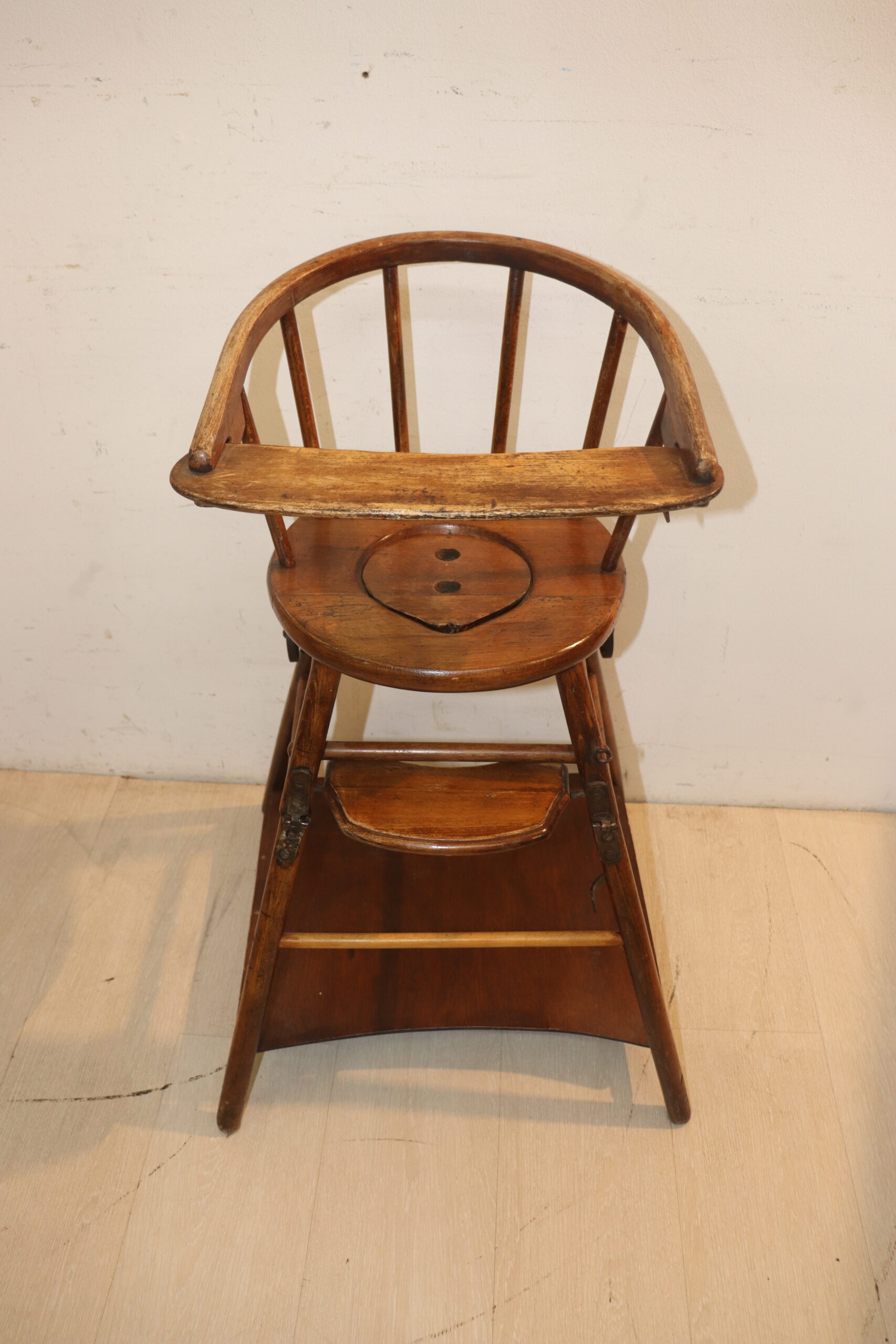 9888 Ancienne chaise bébé – Image 1